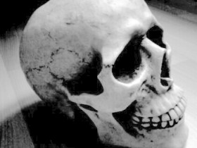 Rohguss des Skelettkopfes Golem Statue